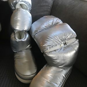 UGG Women's Maxi Classic Ultra Tall Puffer Metallic Silver Boots 1135152 Size 7